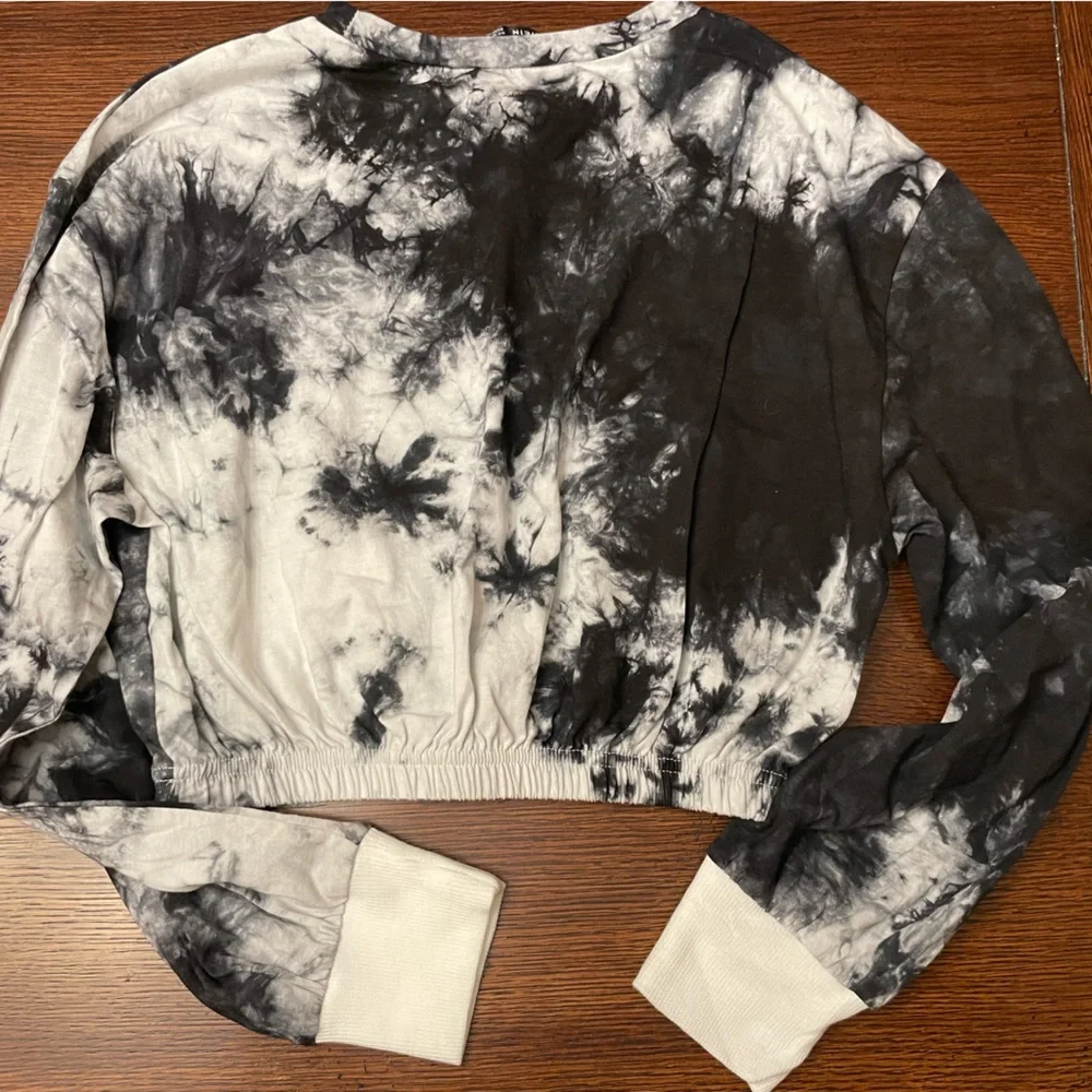 Tie-dyed long sleeve woman’s crop top - Picture 4 of 4